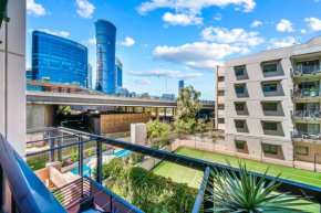 Perth city & pool view 2bedroom-1 King bd and 2 Single bd, Perth